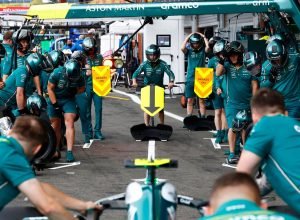 aston-martin-f1-team-pit-stop-