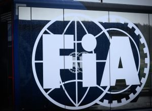 panneau-avec-le-logo-de-la-fia